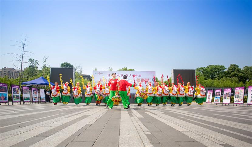 句容市民俗（年俗）摄影作品展在市文化艺术中心广场开幕